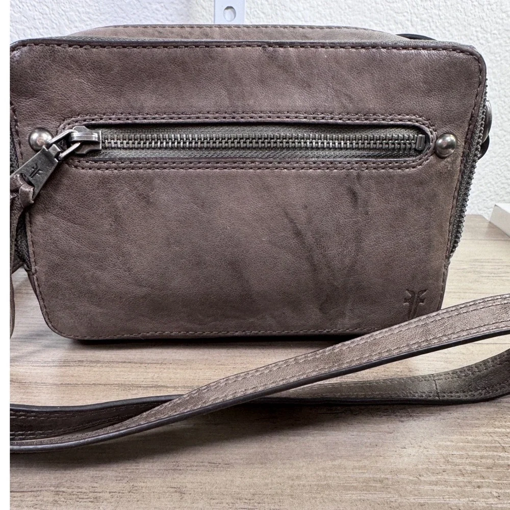 FRYE Genuine Leather Crossbody Shoulder Bag Gray Zip Front‎ Flap Pocket